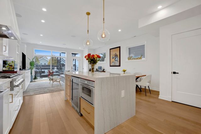 1533 W Barry Avenue 2, Chicago, IL 60657