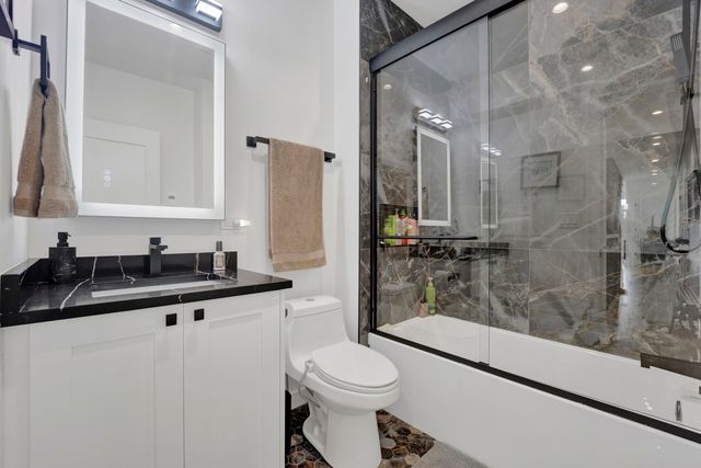 1533 W Barry Avenue 2, Chicago, IL 60657