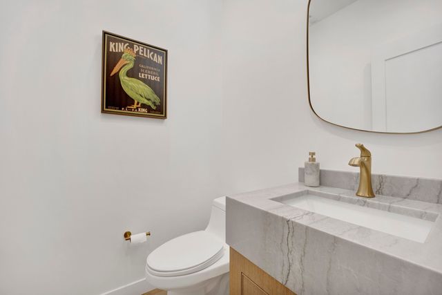 1533 W Barry Avenue 2, Chicago, IL 60657