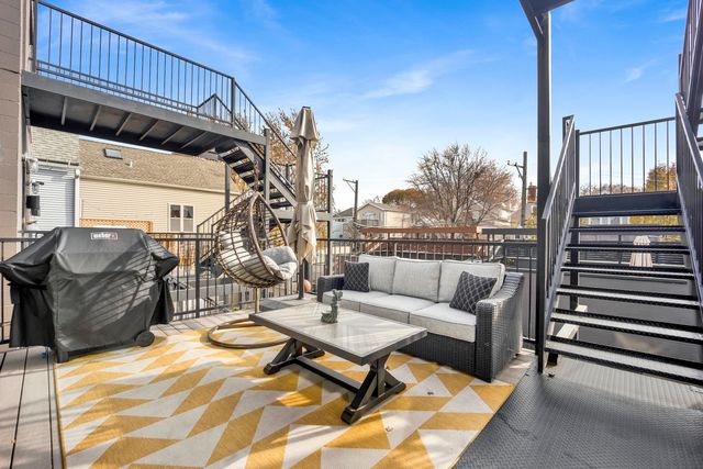 1533 W Barry Avenue 2, Chicago, IL 60657