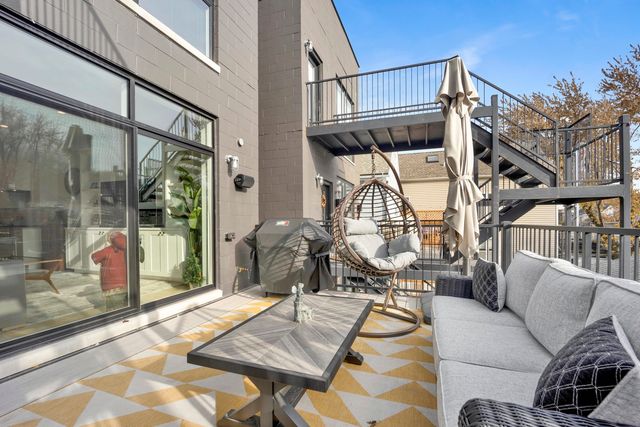 1533 W Barry Avenue 2, Chicago, IL 60657