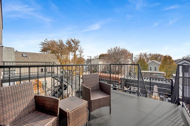 1533 W Barry Avenue 2, Chicago, IL 60657