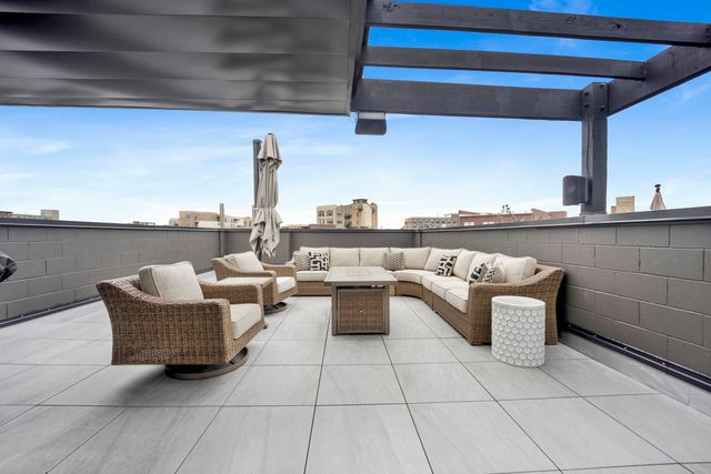 1533 W Barry Avenue 2, Chicago, IL 60657