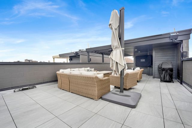 1533 W Barry Avenue 2, Chicago, IL 60657