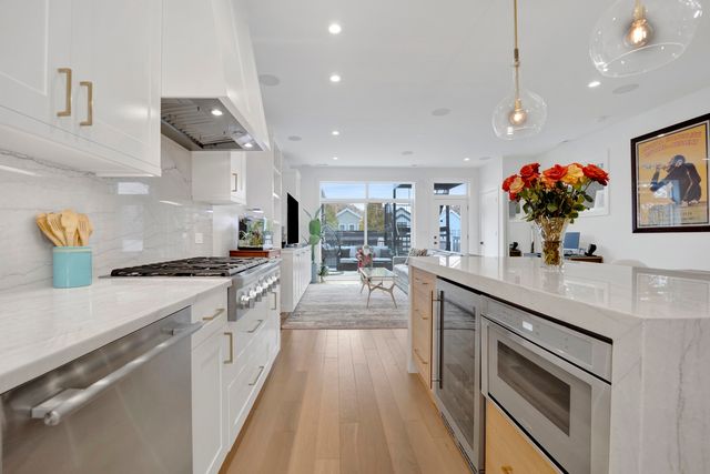 1533 W Barry Avenue 2, Chicago, IL 60657