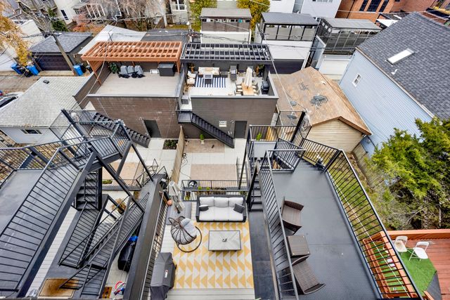 1533 W Barry Avenue 2, Chicago, IL 60657