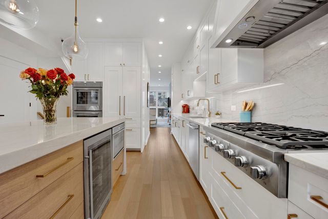 1533 W Barry Avenue 2, Chicago, IL 60657