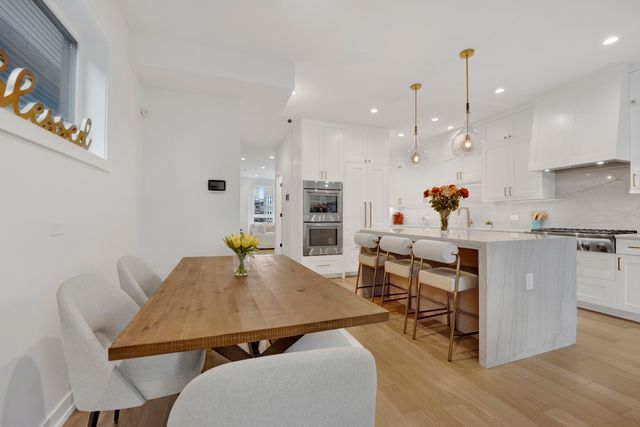 1533 W Barry Avenue 2, Chicago, IL 60657