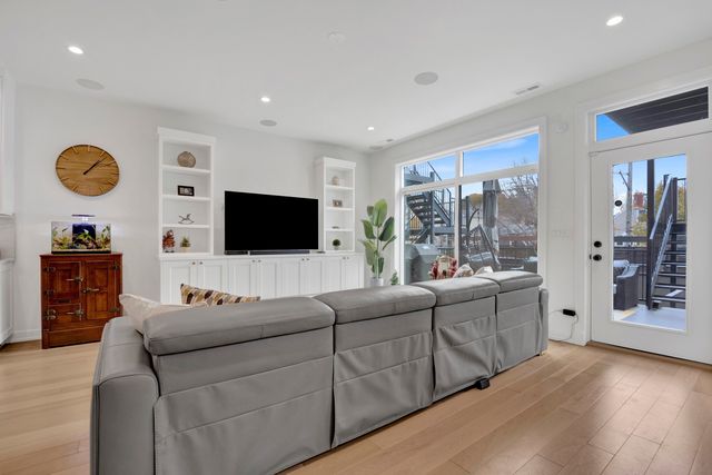 1533 W Barry Avenue 2, Chicago, IL 60657