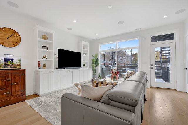 1533 W Barry Avenue 2, Chicago, IL 60657