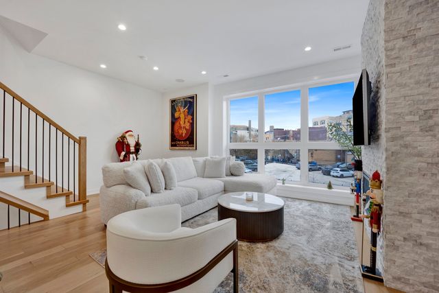 1533 W Barry Avenue 2, Chicago, IL 60657