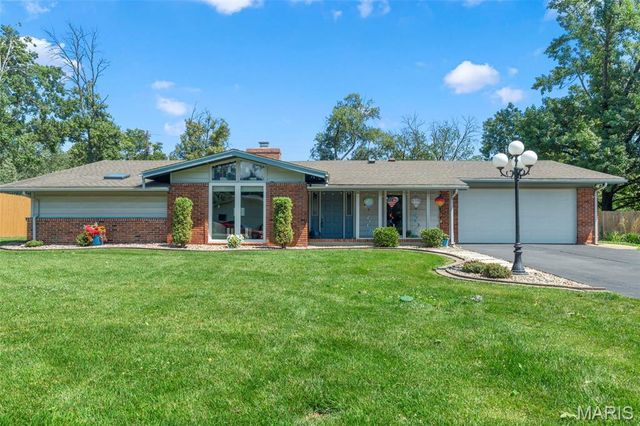 1504 Papillon Drive, St Louis, MO 63146