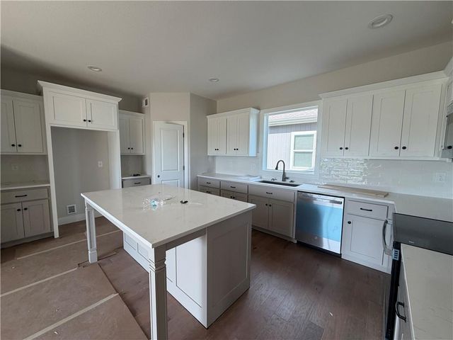 16871 W 164th Terrace, Olathe, KS 66062