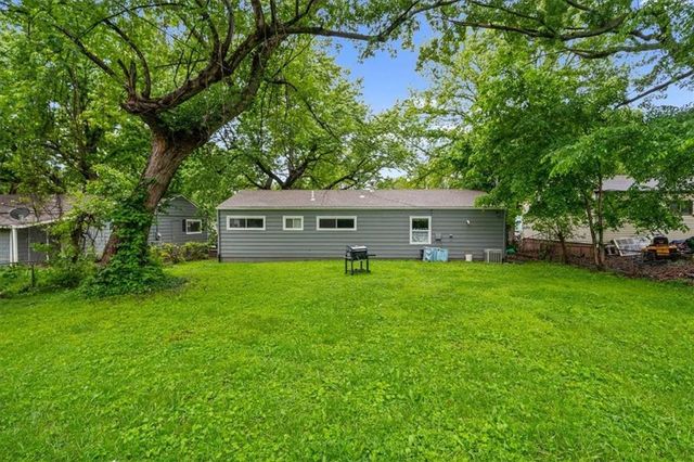 10711 Ewing Drive, Kansas City, MO 64134