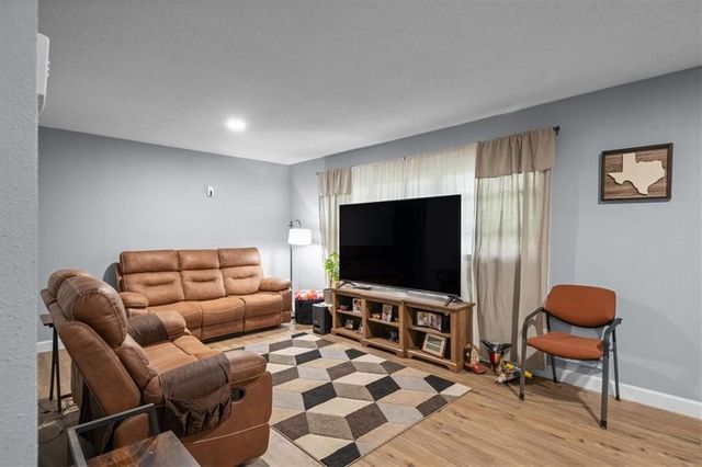10711 Ewing Drive, Kansas City, MO 64134