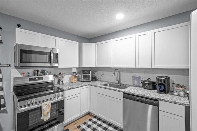 10711 Ewing Drive, Kansas City, MO 64134