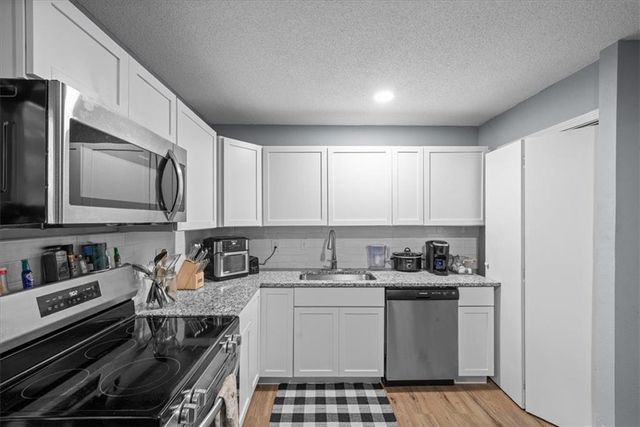10711 Ewing Drive, Kansas City, MO 64134