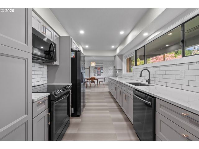 9233 Se HARNEY Ct, Portland, OR 97266