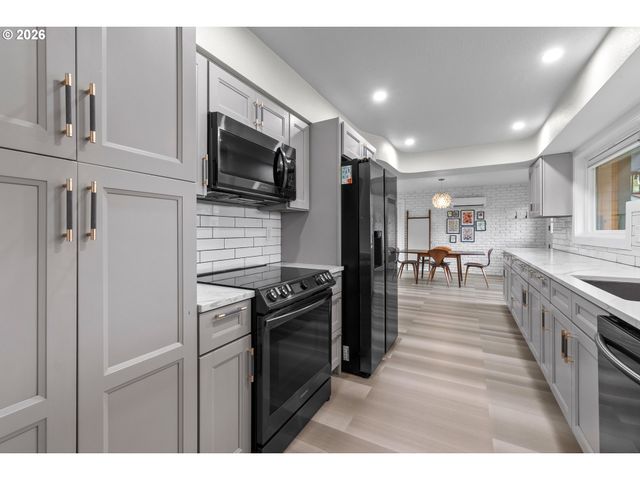 9233 Se HARNEY Ct, Portland, OR 97266