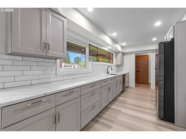 9233 Se HARNEY Ct, Portland, OR 97266