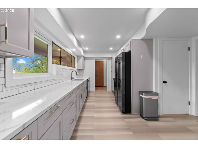 9233 Se HARNEY Ct, Portland, OR 97266