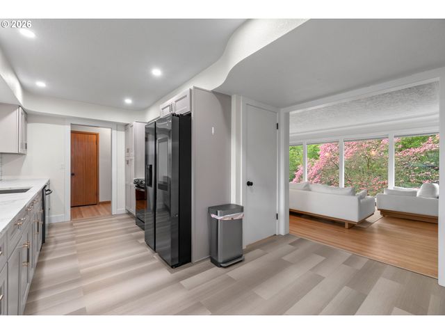 9233 Se HARNEY Ct, Portland, OR 97266