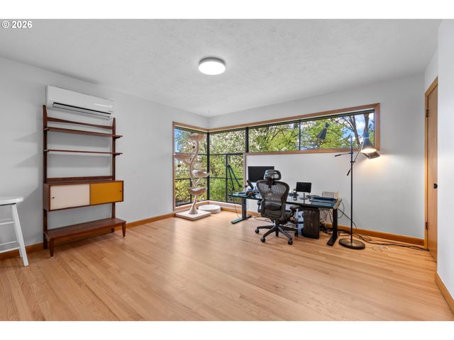 9233 Se HARNEY Ct, Portland, OR 97266