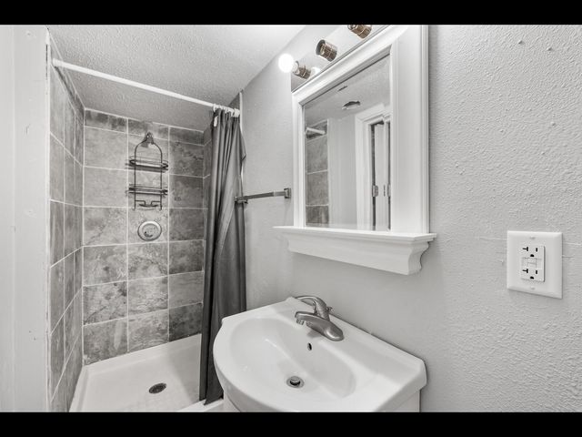 2631 Thomas Avenue N, Minneapolis, MN 55411