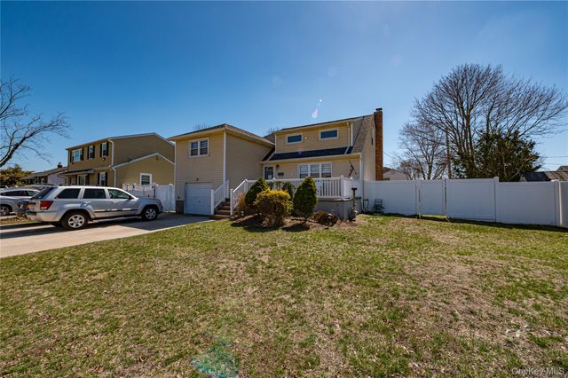 33 Soloff Road, Massapequa, NY 11758