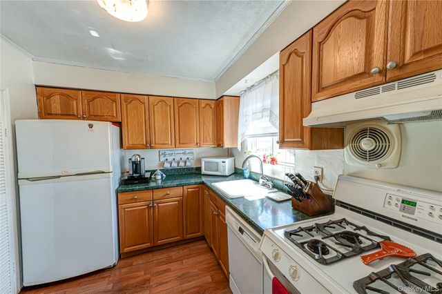 33 Soloff Road, Massapequa, NY 11758