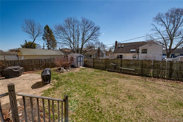 33 Soloff Road, Massapequa, NY 11758