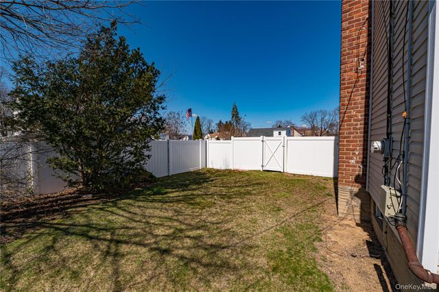 33 Soloff Road, Massapequa, NY 11758
