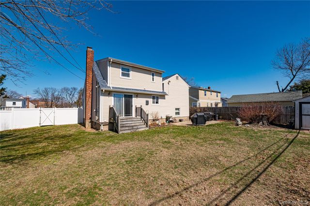 33 Soloff Road, Massapequa, NY 11758