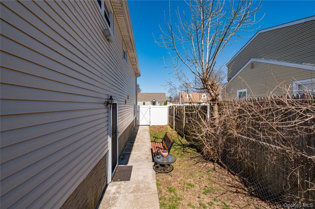 33 Soloff Road, Massapequa, NY 11758