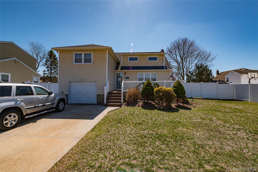 33 Soloff Road, Massapequa, NY 11758