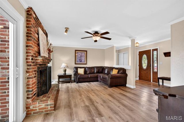 5851 Mango Drive, St Louis, MO 63129