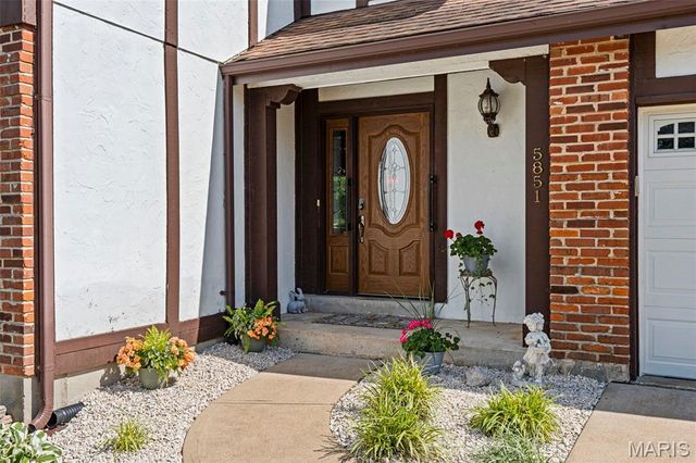 5851 Mango Drive, St Louis, MO 63129