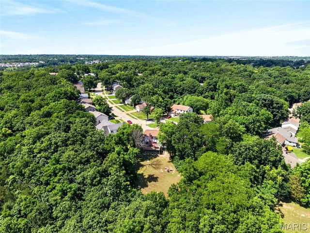 5851 Mango Drive, St Louis, MO 63129