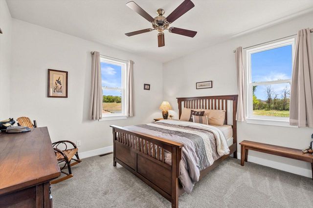 723 Autumn Ridge LANE, Hartford, WI 53027