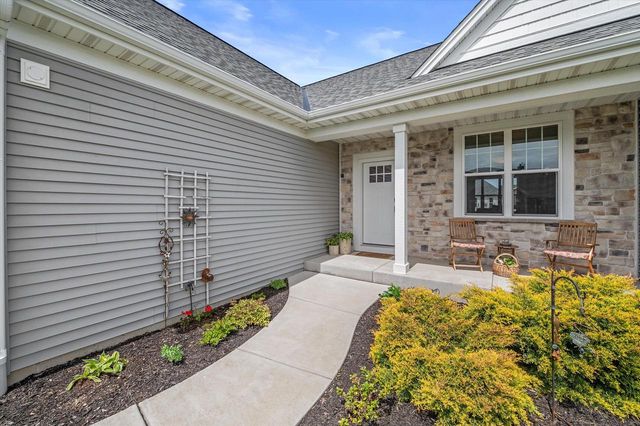 723 Autumn Ridge LANE, Hartford, WI 53027