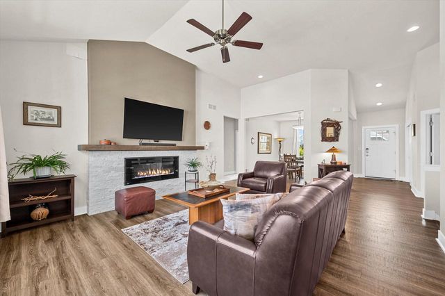 723 Autumn Ridge LANE, Hartford, WI 53027