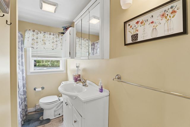 32 N Shore Road, Sandown, NH 03873