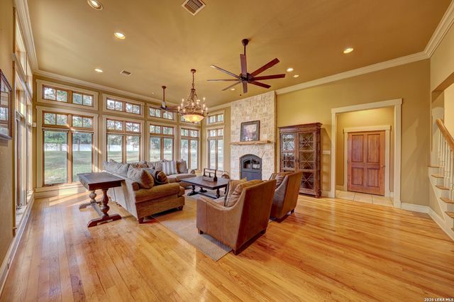 1104 Lois St, Kerrville, TX 78028