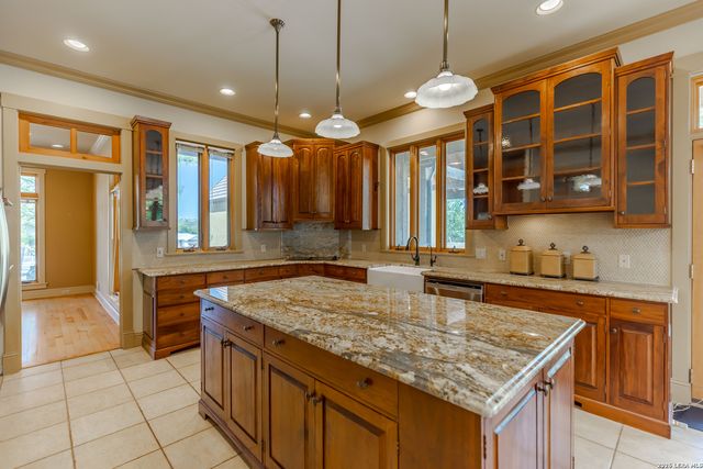 1104 Lois St, Kerrville, TX 78028