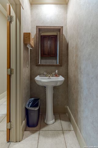 1104 Lois St, Kerrville, TX 78028