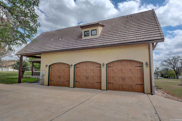 1104 Lois St, Kerrville, TX 78028