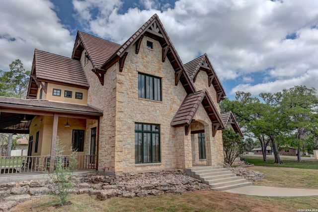 1104 Lois St, Kerrville, TX 78028