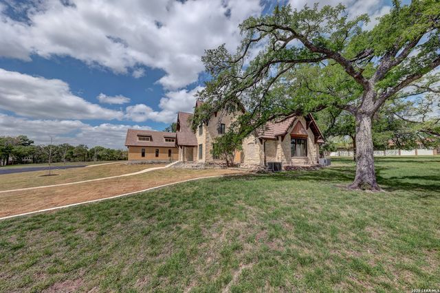 1104 Lois St, Kerrville, TX 78028