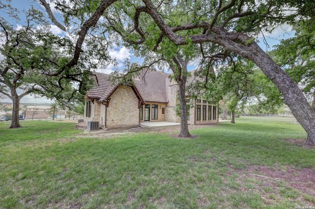 1104 Lois St, Kerrville, TX 78028