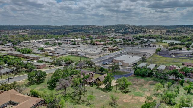 1104 Lois St, Kerrville, TX 78028